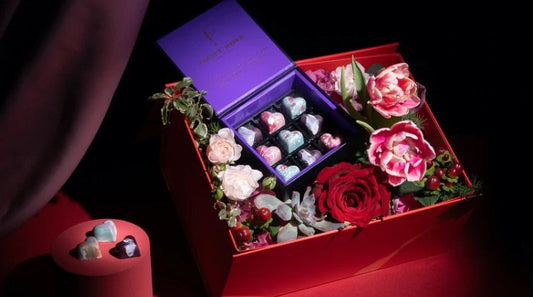 Saint Valentine Flower and Chocolate Box of 9